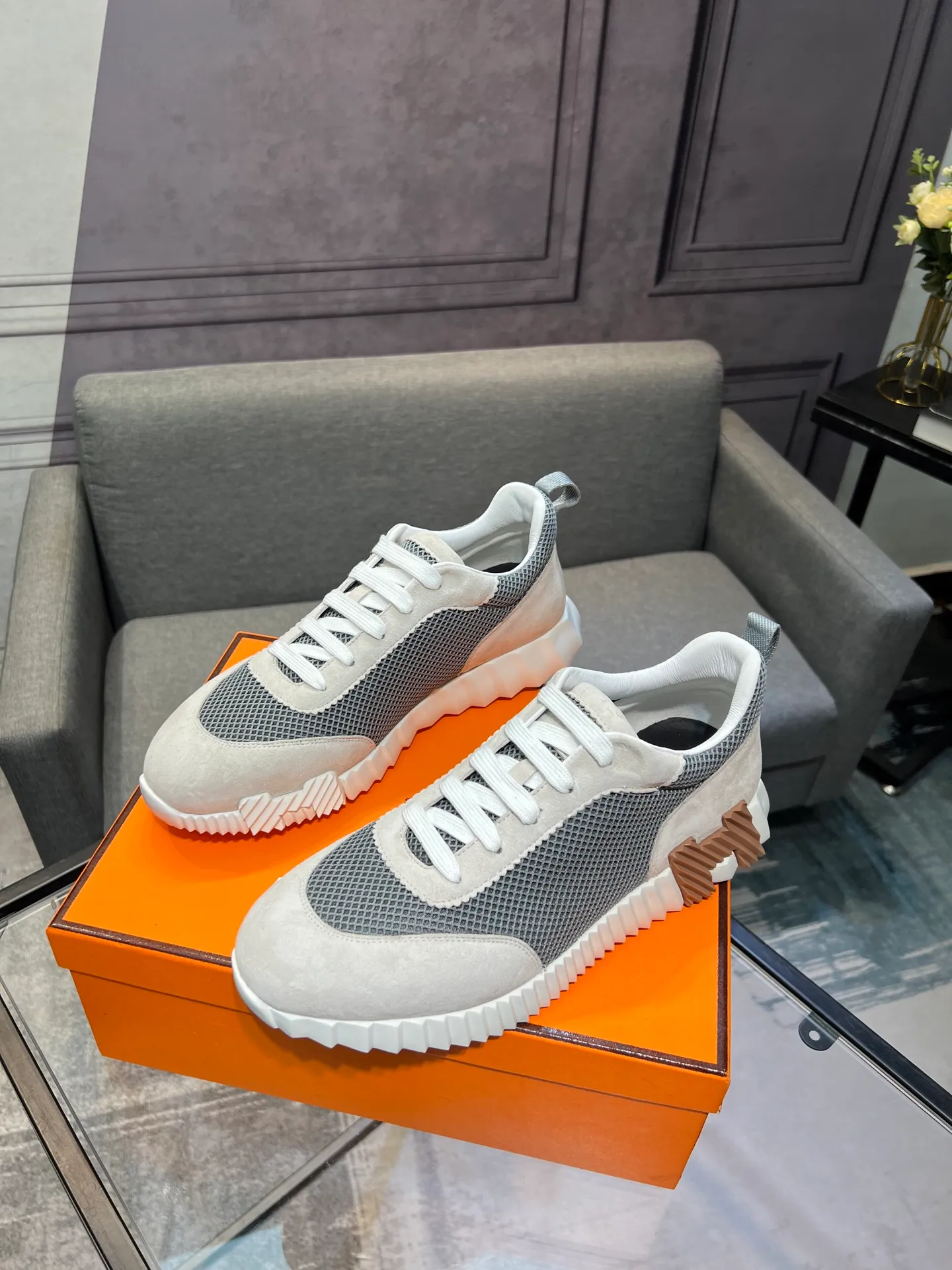 Men's shoes 💰660 Exclusive real shot (top version) Hermes new autumn and winter sports shoes. One of the most comfortable shoes from Hermes. Very light on the feet and good-looking. You will not be tired even if you go shopping. The overall suede feels very good. It is very beautiful and versatile. Very light and comfortable. Fabric: Imported high mercerized sheep/original single rain velvet. Lining: Imported silk sheepskin for the lining insole. Outsole: Seamless combination of IP+TPU (multi-color letters) German technology irradiation machine Size: Male 39-46 (Male 38 45 46 customized) Top quality, simultaneous full set of packaging